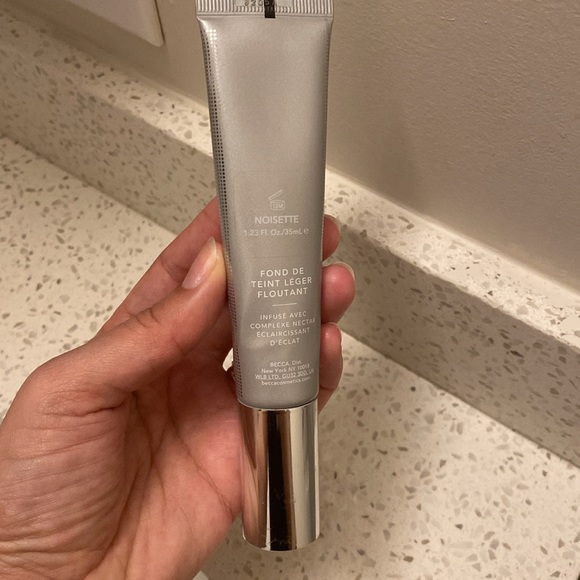 Becca Weightless Blur Foundation in Noisette - Picture 2 of 4